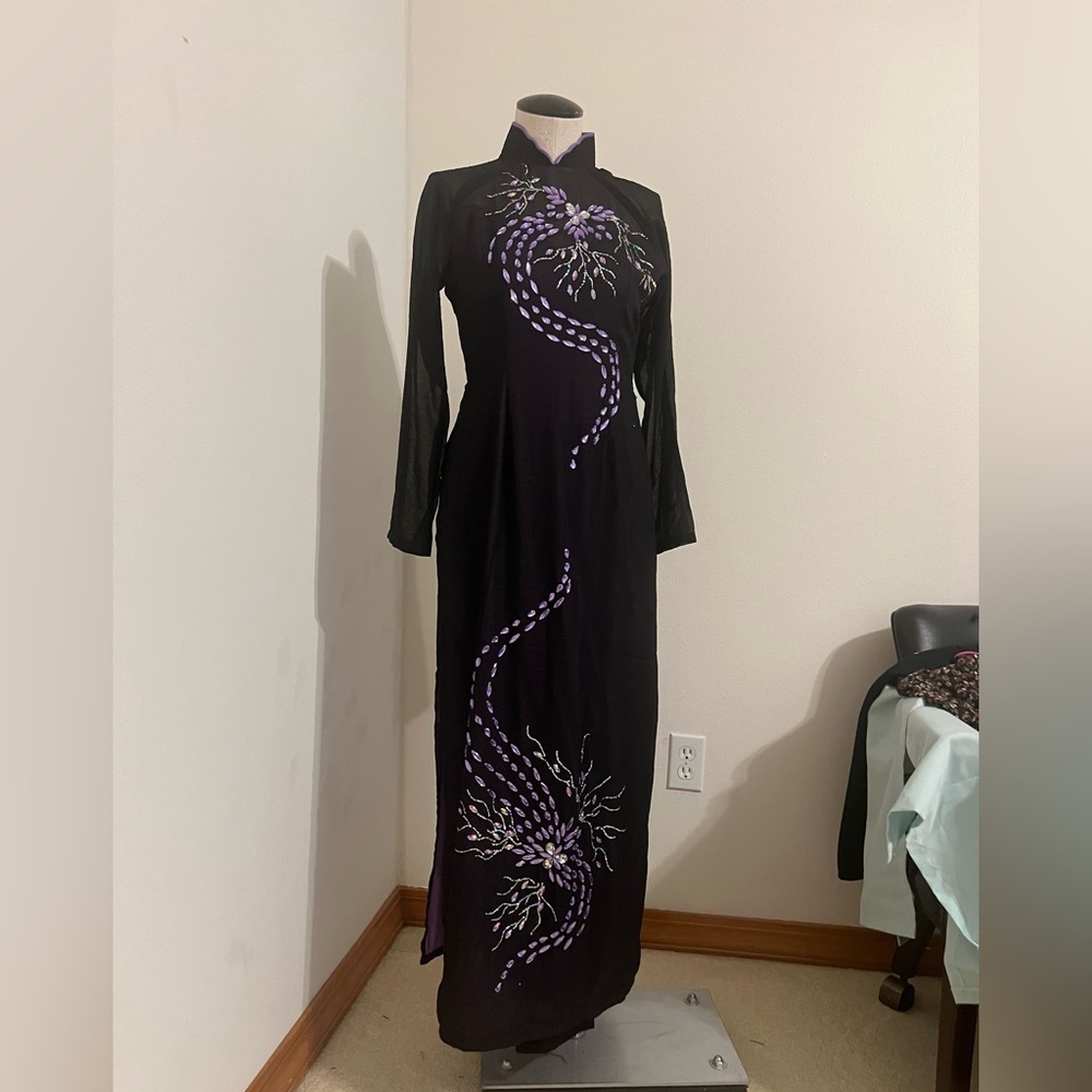 Asian Ao Dai dress size L. Elegant Black and Purple Crystals Dress
